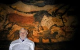 Le paléontologue Yves Coppens dans la grotte de Lascaux en septembre 2010 près de Montignac, en Dordogne