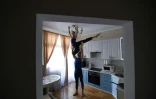 Les danseurs du Bolchoï, Margarita Chraïner et Igor Tsvirko, font leurs exercices dans la cuisine de leur appartement, le 29 avril 2020 à Moscou