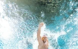 Léon Marchand, dans l'effort, assure le premier relais du 4x200 m libre aux Championnats d'Europe de natation à Saint-Denis, au nord de Paris, le 10 août 2026 