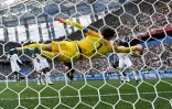 La parade spectaculaire du gardien français Hugo Lloris sur une tête de l'Uruguayen Martin Caceres, en quart de finale du Mondial, le 6 juillet 2018 à Nijni Novgorod 
