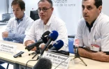 Le chef de service, le chirurgien Denis Corcella (C), ses assistants, les docteurs Billy Chedal Bornu (G) et Michaël Bouyer, lors d'une conférence de presse au CHU de Grenoble, le 25 août 2017