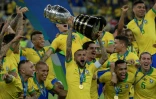 La capitaine de l'équipe du Brésil Dani Alves a été le premier à lever le trophée après la victoire de son équipe en Copa America à Rio de Janeiro, le 7 juillet 2019