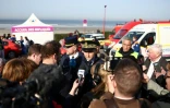 François-Xavier Lauch (c), préfet du Pas-de-Calais, s'adresse à la presse après qu'une tentative de traversée illégale de la Manche a tourné au drame, à Equihen-Plage, le 9 avril 2026