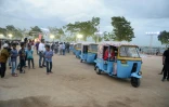Des employés d'Ikea dans des rickshaws motorisés peints aux couleurs du groupe suédois pour faire sa promotion avant l'ouverture de son premier magasin en Inde, à Hyderabad, le 5 juillet 2018
