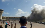 De la fumée s'échappe d'un batiment de l'aéroport d'Aden au Yémen, après des explosions meurtrières au moment de l'arrivée du nouveau gouvernement d'union, le 30 décembre 2020