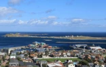 Vue générale de Saint-Pierre au premier plan, avec l'île aux Marins en arrière-plan, dans l'archipel de Saint-Pierre-et-Miquelon, le 19 septembre 2026