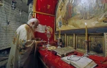Un prêtre orthodoxe prépare la messe, dans l'église de la Nativité à Béthléhem, le 26 mai 2020