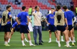 L'entraîneur italien de l'Inter Milan, Simone Inzaghi (c), supervise une séance d'entraînement à la veille de la finale de la Ligue des champions entre l'Inter Milan et le PSG à Munich, dans le sud de l'Allemagne, le 30 mai 2025