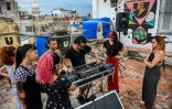 Alexander Leal, dit Xander.Black (c), DJ expérimenté, anime un cours de DJ réservé aux femmes, sur un toit de La Havane, le 30 mai 2022 à Cuba