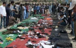 Les effets des victimes de l'attentat, étalés le 24 juillet 2016 sur le trottoir à Kaboul