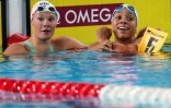 La Française Mary-Ambre Moluh, championne d'Europe du 100 m dos et sa compatriote Pauline Mahieu (3e), le 15 août 2026 à Saint-Denis