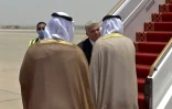 Des officiels émiratis accueillent le ministre israélien des Affaires étrangères, Yaïr Lapid, à son arrivée à l'aéroport d'Abou Dhabi, le 29 juin 2021