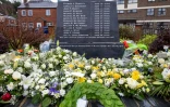 Des gerbes de fleurs devant le monument aux victimes du "Bloody Sunday", à Derry, le 30 janvier 2022, à l'occasion du 50e anniversaire de ce "dimanche sanglant"