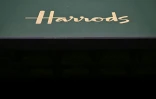 La logo Harrods sur la devanture d'un magasin à Londres, le 20 septembre 2024
