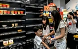Des habitants achètent des provisions dans un supermarché de Shenzhen, dans la province du Guangdong, au sud de la Chine, le 22 septembre 2025