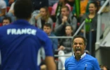 Le capitaine de l'équipe de France de Coupe Davis Yannick Noah (d) exulte après la victoire de Jo-Wilfried Tsonga dans le simple décisif face au Tchèque Jiri Vesely, le 17 juillet 2016 à Trinec
