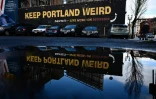 Une banderole "Keep Portland Weird" ("Que Portland reste étrange") dans une rue de Portland, le 24 janvier 2024 en Oregon