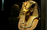 Le masque funéraire en or de l'ancien roi égyptien Toutânkhamon exposé au musée du Caire, le 11 juin 2025