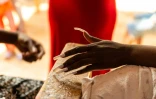 Les ongles d'une cliente de Debonheur Koli, à Bangui le 13 juillet 2021 