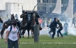 Heurts entre policiers et partisans du président brésilien Jair Bolsonaro lors d'une invasion du palais présidentiel, le 8 janvier 2023 à Brasilia