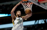 Le pivot français du Utah Jazz Rudy Gobert au dunk sur le parquet des Dallas Mavericks, lors d'un atch NBA, le 7 mars 2022