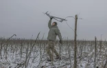 Un soldat ukrainien du corps Azov lance un drone de surveillance vers les positions russes, dans la direction de  Toretsk, dans la région de Donetsk, le 4 février 2025