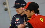 Le Néerlandais Max Verstappen (g) et l'Espagnol Carlos Sainz Jr après les qualifications du GP de Bahreïn, le 19 mars 2022 à Sakhir