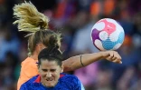 Charlotte Bilbault au duel de la tête contre les Pays-Bas en quart de finale de l'Euro contre les Pays-Bas le 23 juillet 2022 à Rotherham, en Angleterre