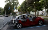 Une voiture bûlée devant la mairie de Beaumont-sur-Oise, le 21 juillet 2016, lors de violences qui ont suivi la mort d'Adama Traoré