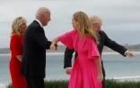 Le président américain Joe Biden, le Premier ministre britannique Boris Johnson et leurs épouses, Jill Biden et Carrie Johnson lors du sommet du G7 en Cornouailles le 11 juin 2021
