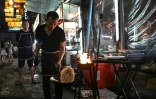 Un vendeur de rue prépare des nouilles sautées, le 29 avril 2026 à Bangkok 