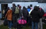 Des migrants mineurs, venant du camp la "Jungle" à Calais, arrivent dans un centre d'accueil à Cerdon, près d'Orléans, le 2 novembre 2016