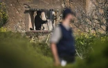 Des enquêteurs de la police près d'une maison abandonnée lors de nouvelles rechercheq dans le cadre de l'enquête sur la disparition de la petite Maddie McCann à Lagos, en Algarve, le 4 juin 2025 au Portugal