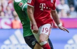 Le milieu du Bayern Mario Götze (d) à la lutte avec le gardien de Hanovre Ron-Robert Zieler, le 14 mai 2016