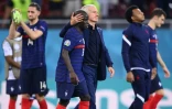 Le sélectionneur Didier Deschamps tente de réconforter le milieu de terrain N'Golo Kanté, après la défaite (3-3, 5-4 t.a.b) face à la Suisse, en 8e de finale de l'Euro 2020, le 28 juin 2021 à Bucarest