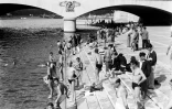 Baignade dans la Seine près du pont d'Iéna à Paris lors d'une vague de chaleur en juin 1946
