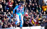 Le skieur français Cyprien Sarrazin célèbre son extraordinaire descente dans l'aire d'arrivée de Kitzbühel, en Autriche, le 20 janvier 2024