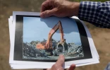 Dennis Diggins montre la photo d'une pelleteuse en 2001 au milieu des débris du World Trade Center à Fresh Kills, le 28 mai 2021 à Staten Island