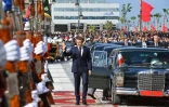 Le président français Emmanuel Macron arrive à la gare de Tanger, dans le nord du Maroc, le 15 novembre 2018, pour l'inauguration d'une ligne de train à grande vitesse