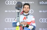 Le Français Mathieu Faivre pose sur le podium après sa 2e place au géant de Sölden, le 27 octobre 2019