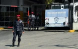 Des policiers devant l'entrée du siège des services de renseignement vénézuéliens (Sebin), le 21 mars 2019 à Caracas