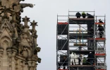 Des ouvriers posent la croix sur la flèche de Notre-Dame de Paris, le 6 décembre 2023