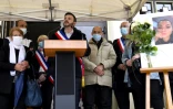 Joséphine di Vincenzo, la grand-mère de Stéphanie, Fabien Engelmann (C), maire de Hayange, et des élus, participent à un cérémonie en hommage à Stéphanie, le 26 mai 2021 à Hayange en Moselle