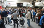 Des passagers attendent à la gare Montparnasse le 30 juillet 2017