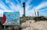 La fusée Starship de SpaceX, et son propulseur Super Heavy, à la base spatiale Starbase, le 10 février 2022 près de Boca Chica, dans le sud du Texas,