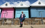 Le dirigeant de Reform UK, Nigel Farage (extrême droite), à Walton-on-the-Naze, en Angleterre, le 7 mai 2026