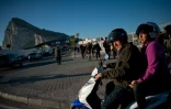 Un couple attend de passer la frontière entre l'Espagne et Gibraltar, où ils travaillent, le 17 mars 2016