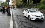 Une voiture circule sur une route dégradée à Rome, le 12 avril 2018