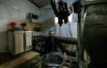 Un homme assis dans une tente dans le camp pour déplacés syriens d'Atmé, dans la province d'Idleb, dans le nord-ouest de la Syrie, le 5 février 2025