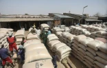 Des marchandises stockées sur le marché de la localité nigériane de Jibia, fontalière du Niger, le 18 février 2024